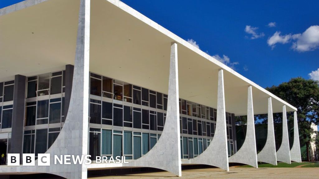 Após fuga de ex-diretor da PRF, Moraes determina prisão domiciliar de 10 condenados por golpe