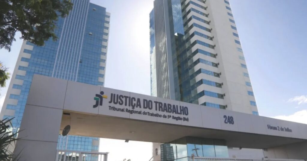 Auxiliar de Saúde Bucal Garante Indenização por Dano Moral Após Acusações de Atestado Falso na Bahia