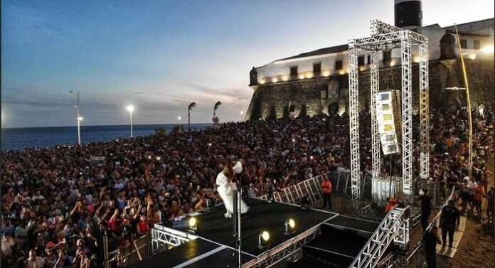 Bahia se Destaca no Turismo de Fim de Ano: Atrações e Famosos no Estado