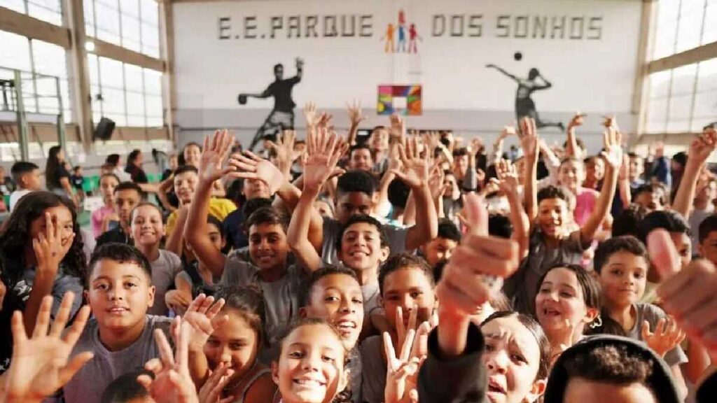 Escola do Litoral Paulista Recebe Prêmio Internacional e Lança Rede de Inovação Educacional