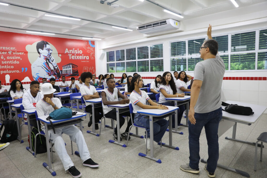 Incentivos e Reajustes Valorizam Servidores da Educação na Bahia