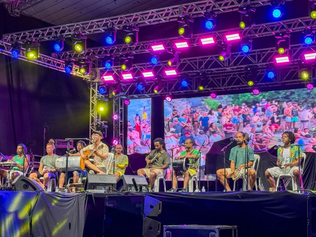 Itacaré Samba Festival: Abertura Emocionante Atrai Grande Público na Praia da Coroinha