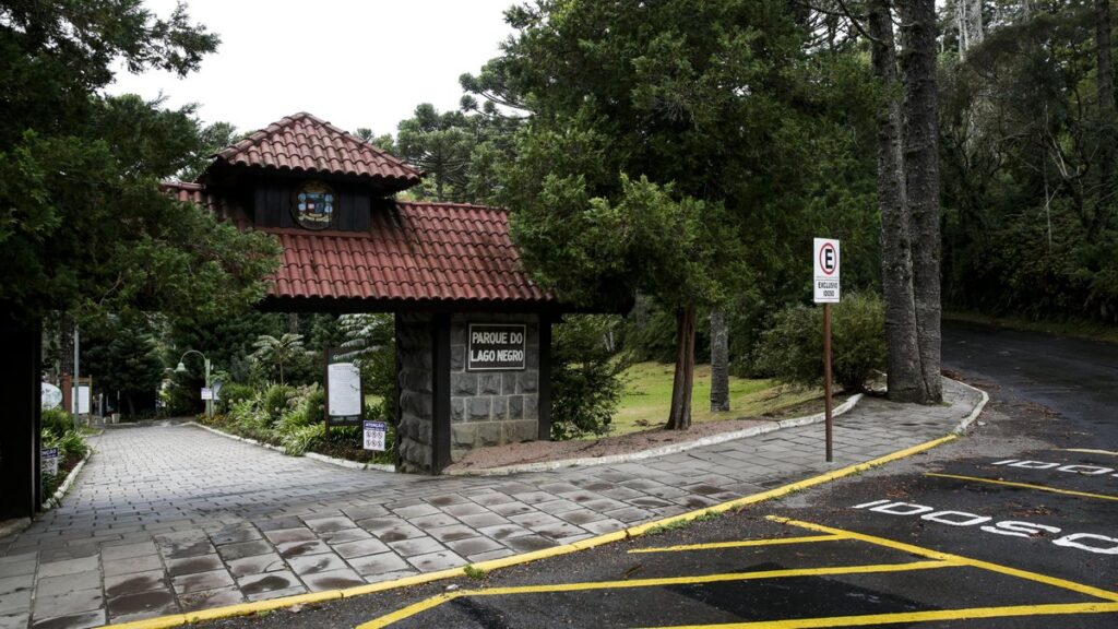 Menina de 8 anos é atropelada por ônibus de turismo em Gramado