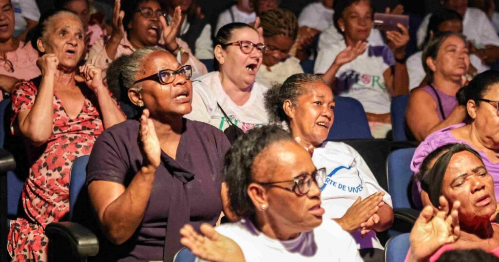Salvador Leva 800 Idosos a Show de Roberto Carlos em Ação Inédita Salvador Leva 800 Idosos a Show de Roberto Carlos em Ação Inédita