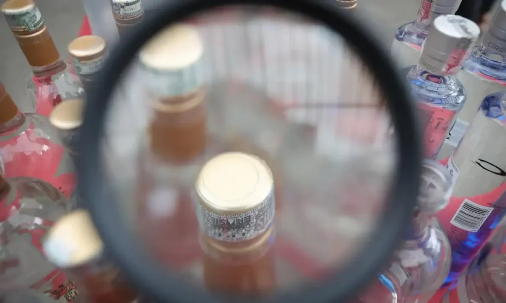 Sete Pessoas Internadas na Bahia por Suspeita de Ingestão de Metanol: Entenda o Caso