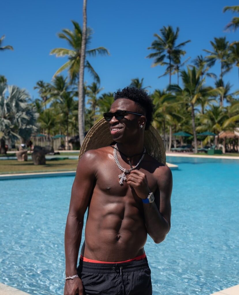 Vini Jr. Celebra 'Volta pra Casa' Após Férias Luxuosas na Bahia
