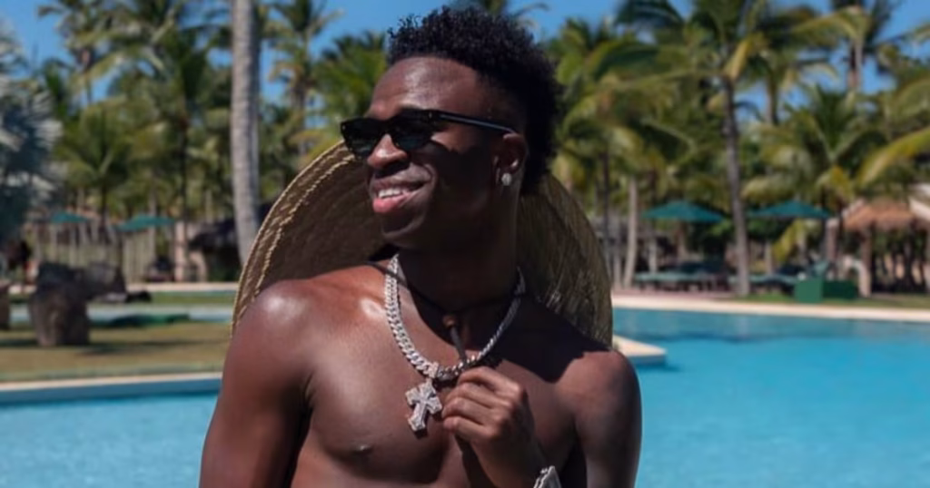 Vini Jr. Exibe Luxo em Trancoso com Relógio de R$ 1,5 Milhão