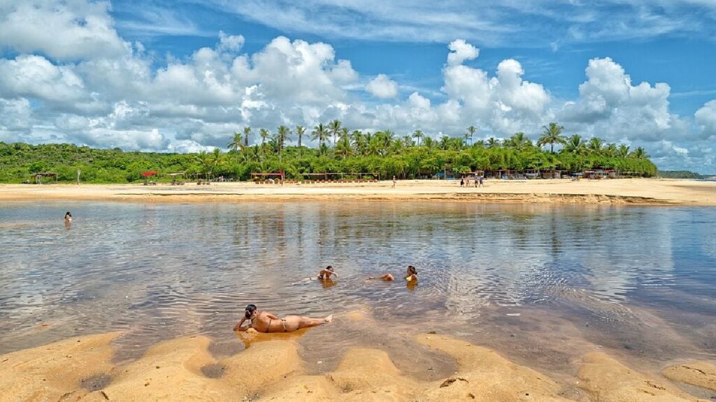 Caraíva: O Paraíso da Bahia Onde Carros Não São Bem-Vindos