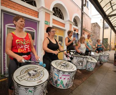 Celebrando a Cultura Baiana: Percussão e Teatro no Pelourinho