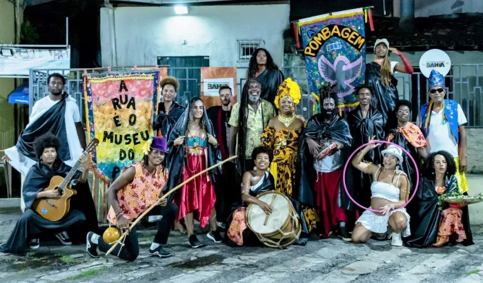 Celebrando a Cultura Baiana: Percussão, Música e Teatro no Centro Histórico de Salvador
