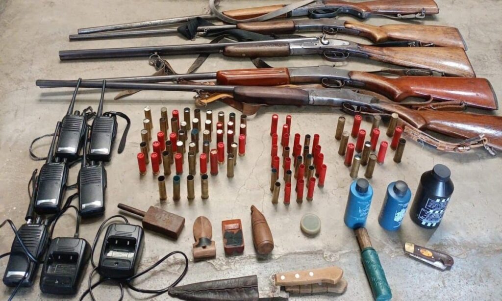 Cinco Espingardas e Munições Apreendidas em Ação Policial na Bahia