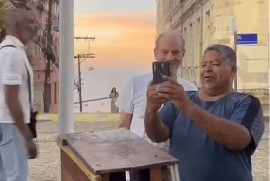 Engano Engraçado: Fã Confunde Ney Matogrosso com Caetano Veloso em Salvador