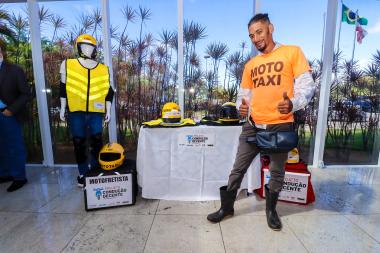 Governo da Bahia Entrega Kits de Segurança a Motofretistas e Mototaxistas: Um Avanço para a Categoria Governo da Bahia Entrega Kits de Segurança a Motofretistas e Mototaxistas: Um Avanço para a Categori