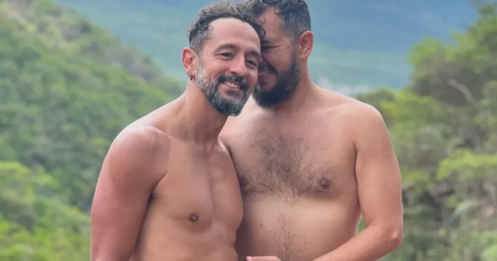Irandhir Santos Celebra Férias com Marido na Bahia; Confira as Imagens