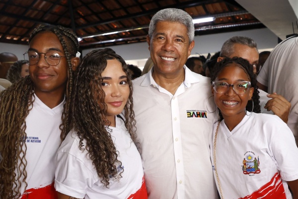 Jerônimo Rodrigues Defende Política Educacional da Bahia em Resposta à Oposição