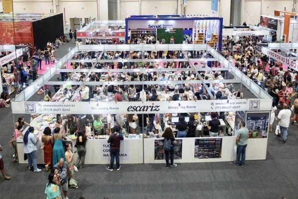 Julia Quinn, a Mente por Trás de ‘Bridgerton’, Brilha na Bienal do Livro da Bahia 2026