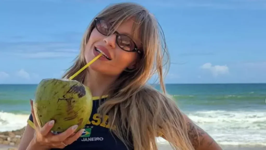 Luísa Sonza Brilha de Biquíni Fio-Dental na Bahia em Dia de Sol