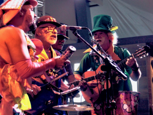 Paroano Sai Milhó: Início de Temporada de Momo com Show na Varanda do SESI