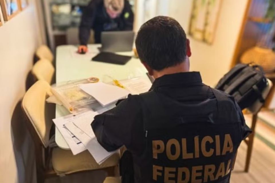 Polícia Federal Realiza Buscas em Endereços de Daniel Vorcaro e Familiares