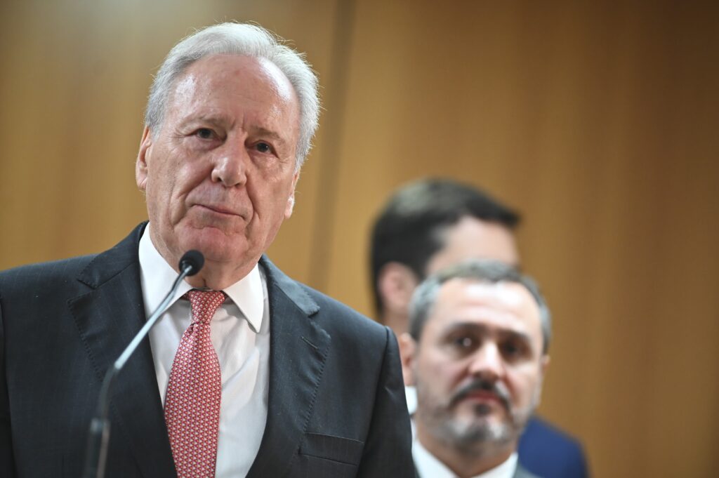 Ricardo Lewandowski Entrega Demissão a Lula e Recebe Elogios na Política Nacional Ricardo Lewandowski Entrega Demissão a Lula e Recebe Elogios na Política Nacional