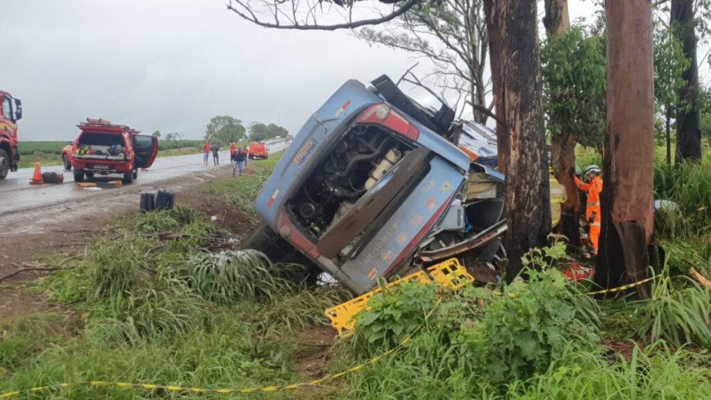 Tragédia em Minas Gerais: Ônibus capotado no retorno do réveillon deixa 6 mortos