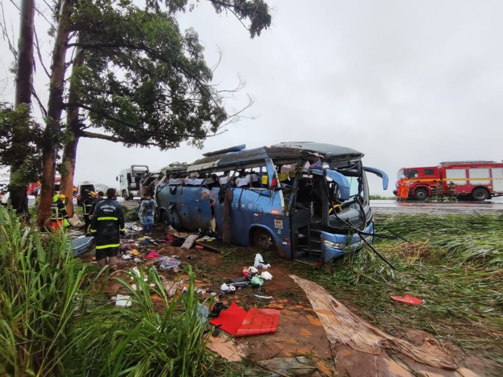 Tragédia em Minas Gerais: Passageira alerta sobre superlotação em ônibus antes de acidente fatal Tragédia em Minas Gerais: Passageira alerta sobre superlotação em ônibus antes de acidente fatal