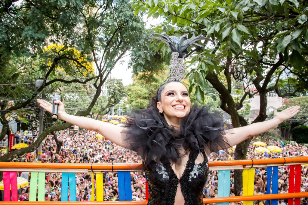 Aline Calixto Apresenta Bloco 'Minas com Bahia' em Carnaval Concorrido