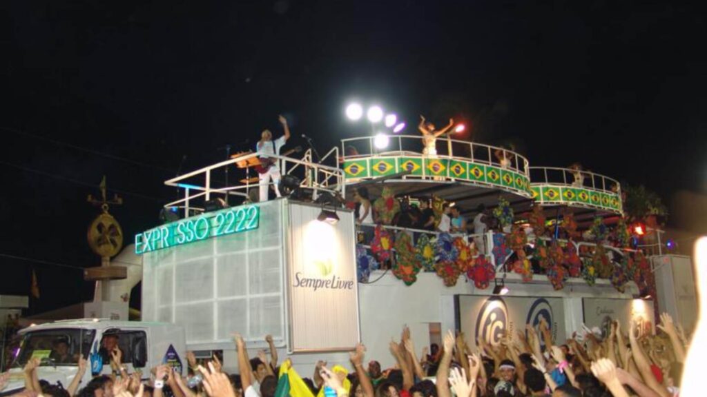 Bono, ícone do rock, revive Carnaval na Bahia ao lado de Gil e Ivete