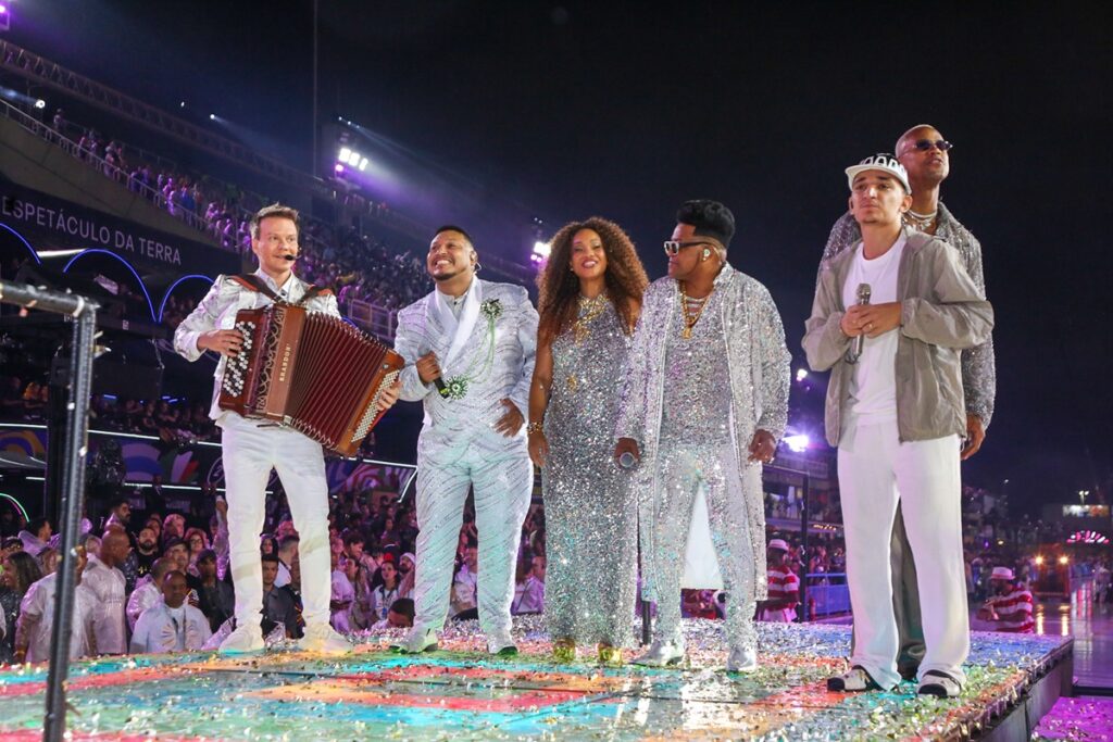 Desfile das Campeãs Brilha com Homenagem a Preta Gil e Show de Léo Santana Desfile das Campeãs Brilha com Homenagem a Preta Gil e Show de Léo Santana