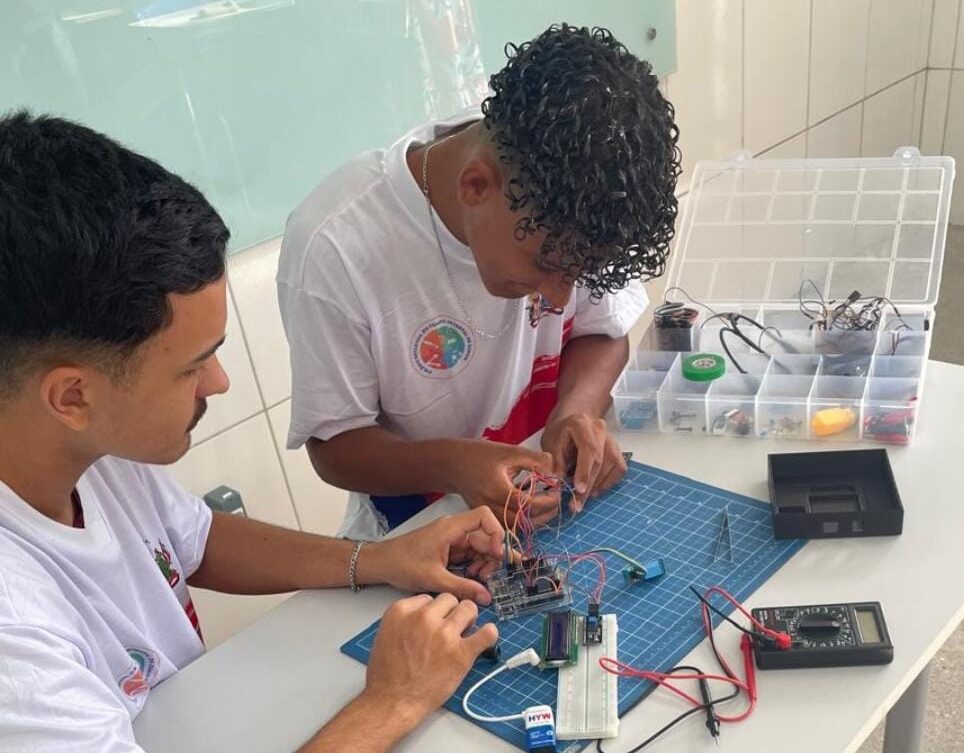 Estudantes de Jacobina Revolucionam a Gestão Escolar com Tecnologia Inovadora