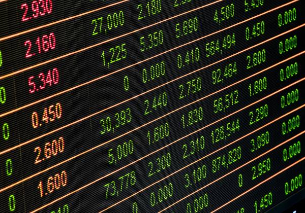 Ibovespa Alcança Novo Recorde em Dia Marcante; Dólar Enfrenta Volatilidade