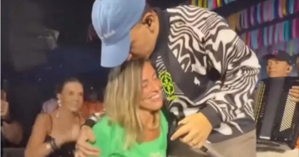 João Gomes Homenageia Cientista em Show de Carnaval: 'Você é a Maior Celebridade Aqui'