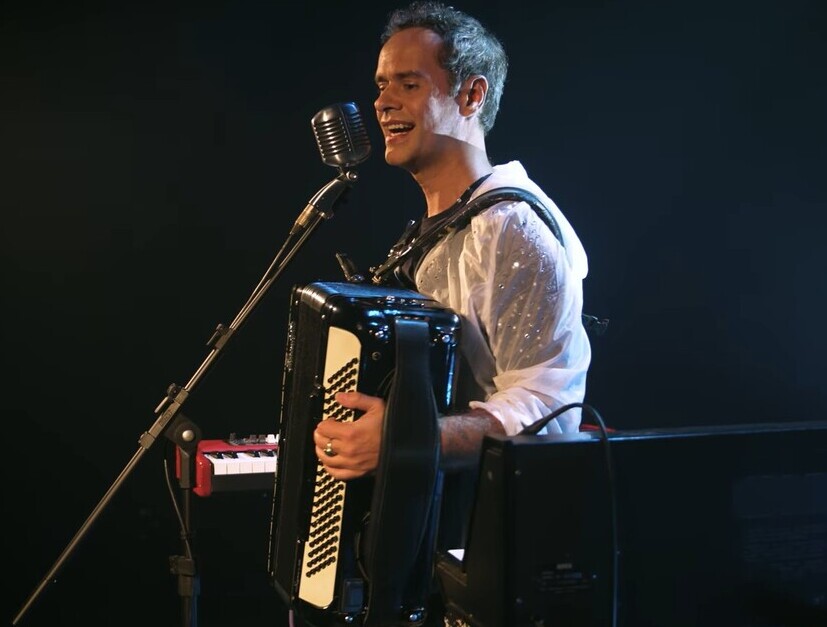 Marcelo Jeneci Brilha em Show Intimista em Salvador – Emoção e Música Marcelo Jeneci Brilha em Show Intimista em Salvador - Emoção e Música