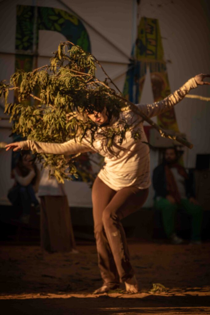 Projeto [RE]FLORESTA Leva Instalação Performática de Dança ao Teatro Gregório de Mattos na Bahia