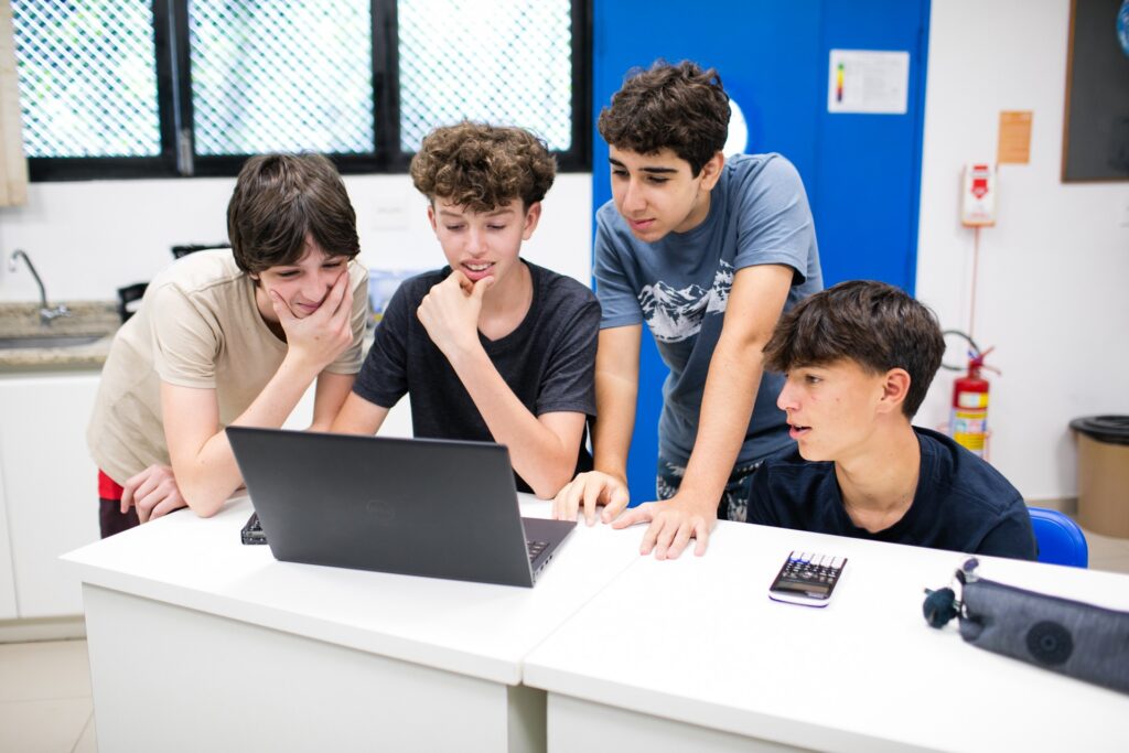 Regulamentação da IA na Educação: Proposta Impede Correção de Dissertativas por Máquinas