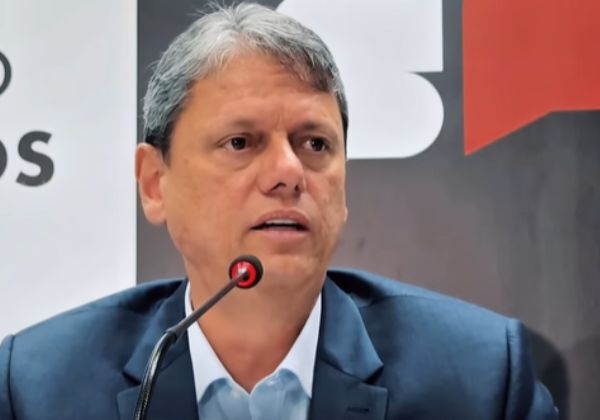 Tarcísio e Flávio Bolsonaro: Reunião para Discutir o Futuro do Brasil Tarcísio e Flávio Bolsonaro: Reunião para Discutir o Futuro do Brasil