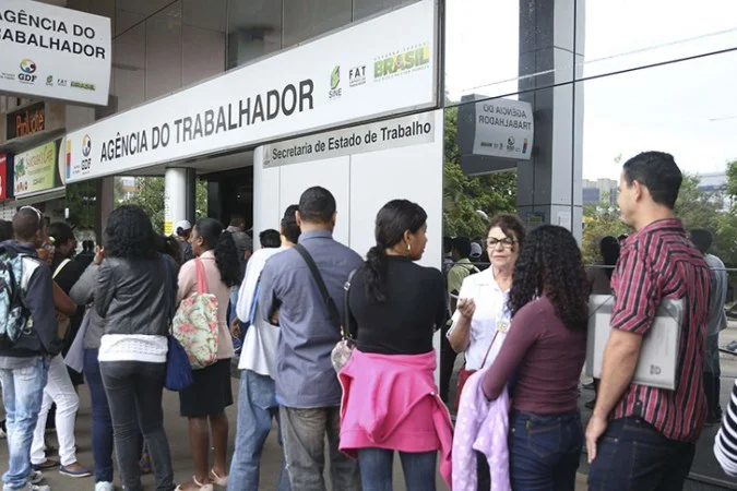 Taxa de Desemprego no Brasil Cai para 5,6% em 2025: Sinais de Aquecimento no Mercado de Trabalho