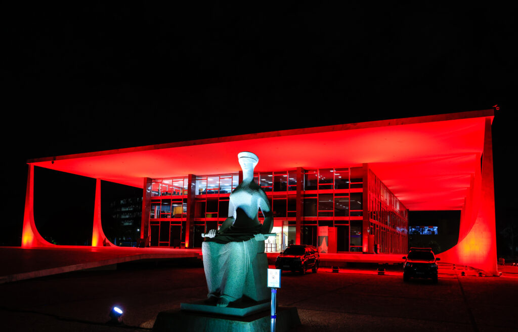 A Terceirização da Política e Seus Efeitos Desastrosos