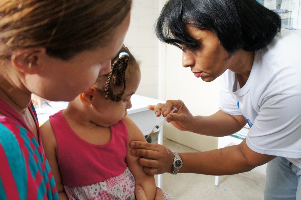 Bahia Lança Campanha de Vacinação Contra Gripe em Resposta a Alta nas Internações Infantis