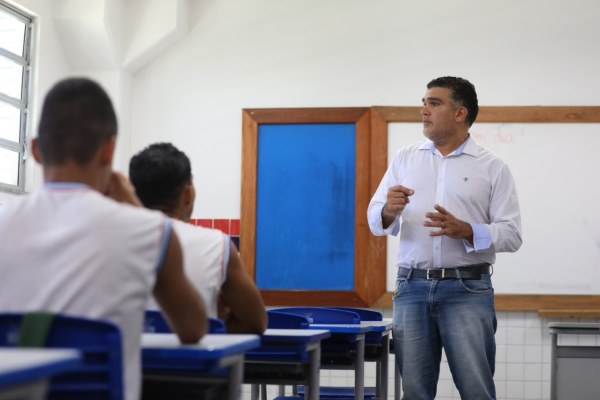 Bahia Lança Novos Cursos Superiores para Valorização de Profissionais da Educação