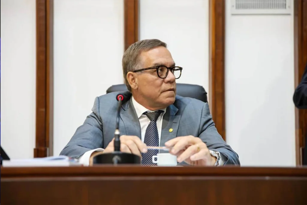 Deputado Requer Justificativas Sobre Contrato da Bahia com o Banco Master