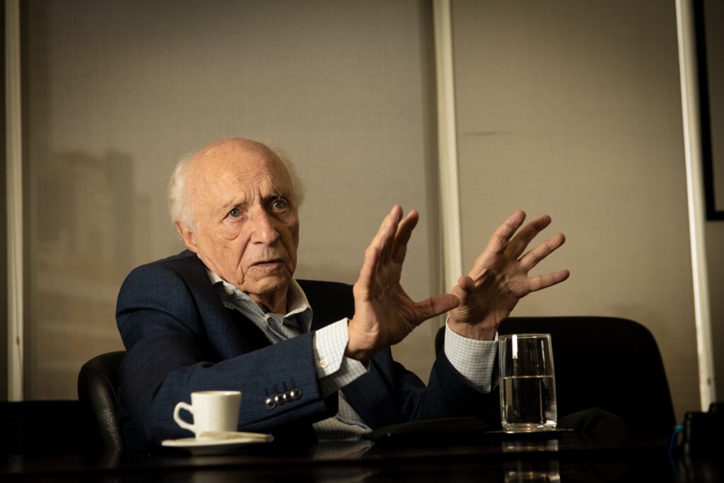 Desafios da Hegemonia Americana: Retrocessos em Educação e Inovação Desafios da Hegemonia Americana: Retrocessos em Educação e Inovação