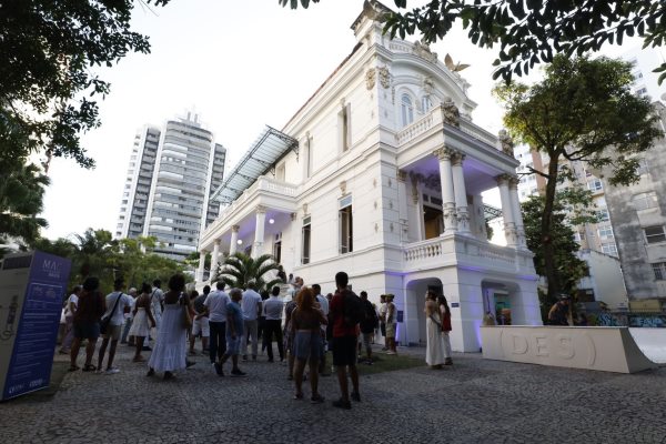 Descubra a Exposição Gratuita de Vik Muniz no MAC Bahia - Arte e Criatividade