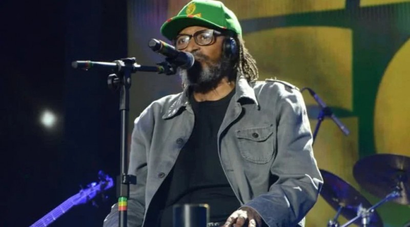 Edson Gomes Genera Polêmica ao Criticar Bolsa Família em Show na Bahia