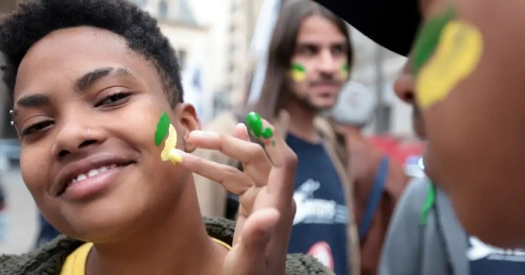 Engajamento Juvenil na Política: Desafios e Adaptações no Cenário Atual