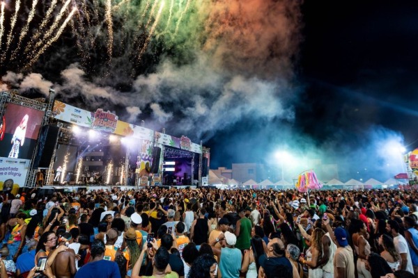 Festival de Arembepe: Multidão Celebra Noite de Estrelas no Palco Katita Festival de Arembepe: Multidão Celebra Noite de Estrelas no Palco Katita