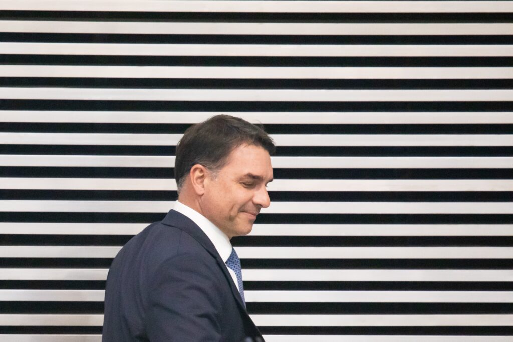 Flávio Bolsonaro Reaviva Articulações com Zema e Explora Nomes da Bahia como Alternativa para Vice