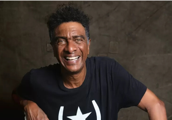 Hélio de La Peña Leva o Espetáculo ‘Preto de Neve’ a Salvador e Encanta o Público