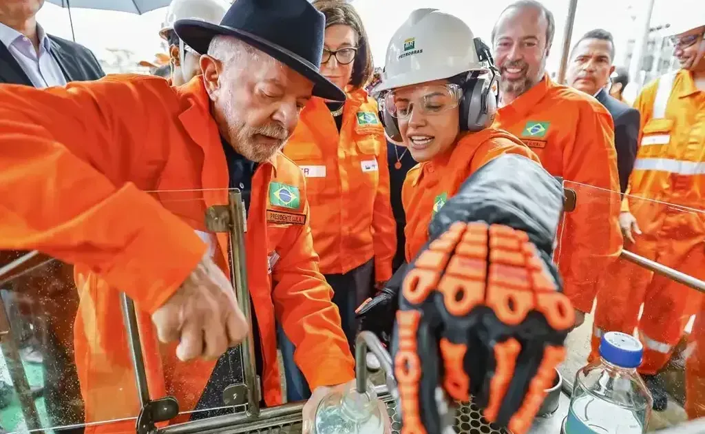 Lula Propõe Estoque Regulador na Petrobras e Recompra de Refinaria na Bahia