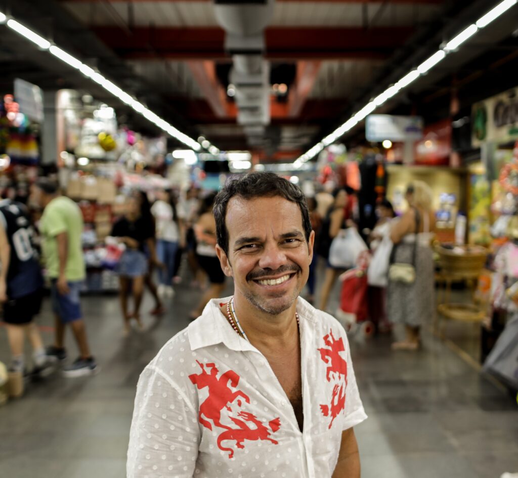 Marcelo Moutinho Retorna ao Conto com 'Gentinha': Uma Reflexão Lúdica sobre a Memória Cotidiana